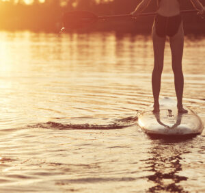 Flicka på paddle board