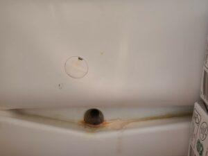 Dräneringshålet sitter på kylens insida.