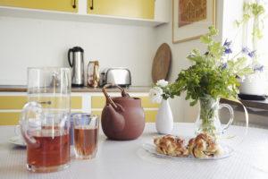 Tekanna, bullar, saft på på bord