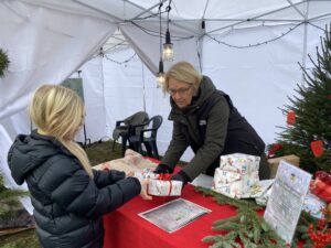 Barn lämnar över paket till insamlingen